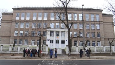 Пропонують перейти до інших освітніх закладів: у Рубіжному батьки проти закриття школи Пропонують перейти до інших освітніх закладів: у Рубіжному батьки проти закриття школи