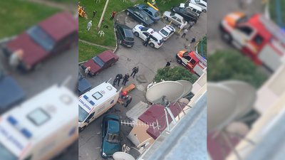 Рівнянин викинувся з вікна та впав на "швидку" і водія. Чоловік загинув Рівнянин викинувся з вікна та впав на "швидку" і водія. Чоловік загинув