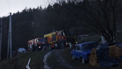 У Кременці згорів гараж і автомобіль У Кременці згорів гараж і автомобіль