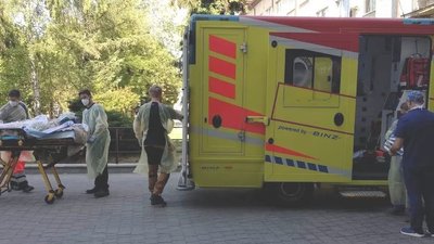 Стан погіршився: пораненого внаслідок ракетного обстрілу Вінниці лікаря діагностичного центру транспортують до Кракова