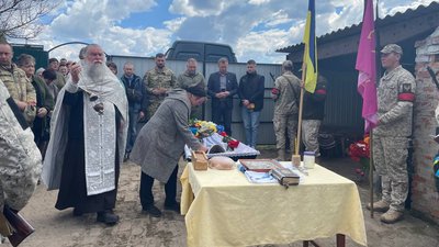 У селищі Миколаївка Сумського району в останню путь провели загиблого захисника Сергія Комісара У селищі Миколаївка Сумського району в останню путь провели загиблого захисника Сергія Комісара