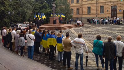 Виконали Гімн та поклали квіти до пам’ятника Винниченку. У Кропивницькому відзначили День Конституції Виконали Гімн та поклали квіти до пам’ятника Винниченку. У Кропивницькому відзначили День Конституції