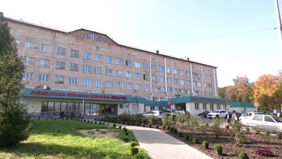 У Рівному анестезіолог з США навчає медиків обласної лікарні надавати допомогу бійцям У Рівному анестезіолог з США навчає медиків обласної лікарні надавати допомогу бійцям