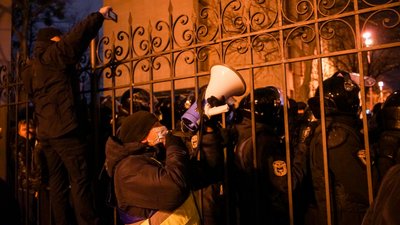Під будівлею Офісу президента сталася сутичка. Що відбулося Під будівлею Офісу президента сталася сутичка. Що відбулося