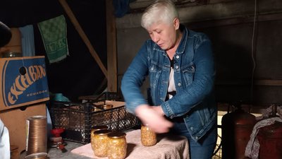 Вареники, консерви та цигарки-самокрутки: у Тернополі волонтери "Бункер С" щодня допомагають бійцям Вареники, консерви та цигарки-самокрутки: у Тернополі волонтери "Бункер С" щодня допомагають бійцям