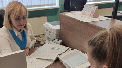 У Прозорому офісі у Житомирі вимушені переселенці можуть отримати грошову допомогу від місії ООН У Прозорому офісі у Житомирі вимушені переселенці можуть отримати грошову допомогу від місії ООН