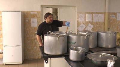 "Готуємо для наших хлопців із любов’ю". Як у Калуші варять борщ для українських бійців на передову "Готуємо для наших хлопців із любов’ю". Як у Калуші варять борщ для українських бійців на передову