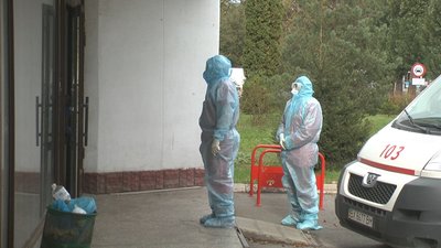 У лікарнях міста, де лікують хворих на COVID-19, пацієнтів чимало, але ситуацію у медзакладах не називають критичною. Фото: Суспільне.