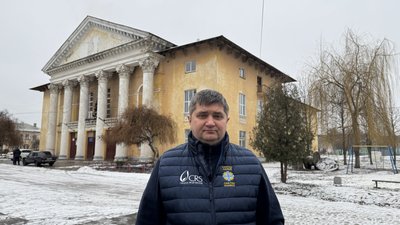 Сергій Тріщук біля будинку культури в Есхарі
