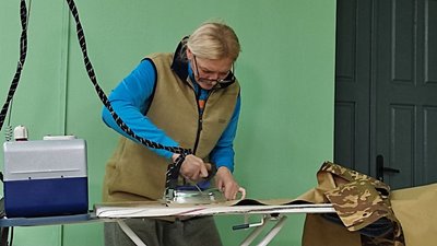 Вимушена переселенка з Харкова шиє зимову військову форму у Луцьку Вимушена переселенка з Харкова шиє зимову військову форму у Луцьку