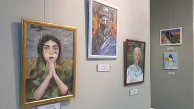 "Вільні люди": у Рівному діє виставка дитячих робіт, написаних за пів року війни