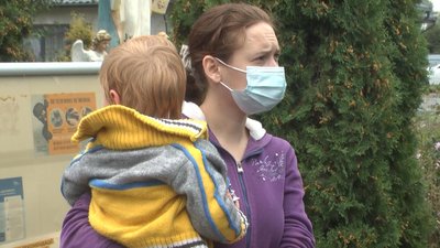 Багатодітним родинам переселенців, окрім засобів гігієни, роздали постільну білизну, посуд, подушки та ковдри. Багатодітним родинам переселенців, окрім засобів гігієни, роздали постільну білизну, посуд, подушки та ковдри.