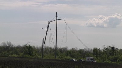 Обірвані дроти електромережі після боїв на Донеччині Обірвані дроти електромережі після боїв на Донеччині