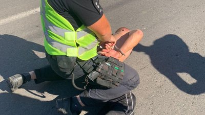 В Ужгороді чоловік розтрощив лобове скло на десяти автомобілях В Ужгороді чоловік розтрощив лобове скло на десяти автомобілях