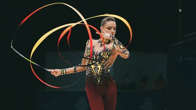 Поліна Городнича під час виступу зі стрічкою