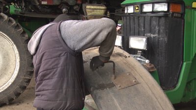 У садівничому господарстві в Городку на Хмельниччині міркують над тим, як удосконалити наявну техніку, аби полегшити роботу працівників. Фото: Суспільне. У садівничому господарстві в Городку на Хмельниччині міркують над тим, як удосконалити наявну техніку, аби полегшити роботу працівників. Фото: Суспільне.
