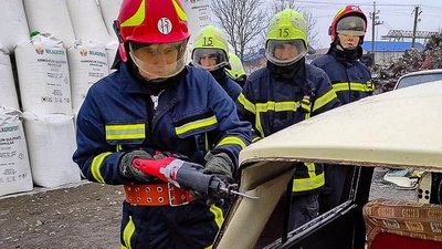 На Тернопільщині пожежники вчилися, як діяти під час ДТП На Тернопільщині пожежники вчилися, як діяти під час ДТП