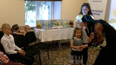 "Переселені сонечка": У Рівному видали збірку дитячих творів про війну "Переселені сонечка": У Рівному видали збірку дитячих творів про війну