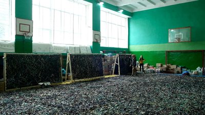 "Тканина зелених та темних кольорів". У волонтерському центрі Вінниці плетуть маскувальні сітки