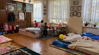 В ужгородській школі третій місяць живуть вимушені переселенці В ужгородській школі третій місяць живуть вимушені переселенці