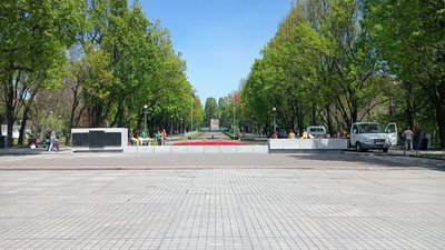 В Запоріжжі на монументі "Комбат" замінили дати війни В Запоріжжі на монументі "Комбат" замінили дати війни