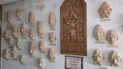 Маски на Чернігівщині: чоловік зробив 38 керамічних масок за твором Гоголя