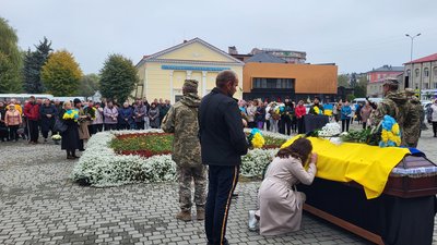 Майже півтора року вважався зниклим безвісти: на Волині попрощались з загиблим бійцем Майже півтора року вважався зниклим безвісти: на Волині попрощались з загиблим бійцем