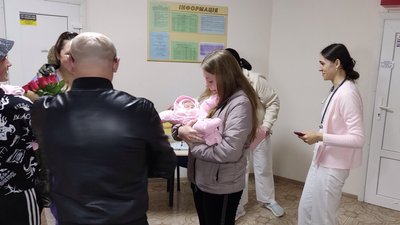 "За характером вони різні": у Полтаві переселенка із Харківщини Альона Квакіна народила трійню "За характером вони різні": у Полтаві переселенка із Харківщини Альона Квакіна народила трійню