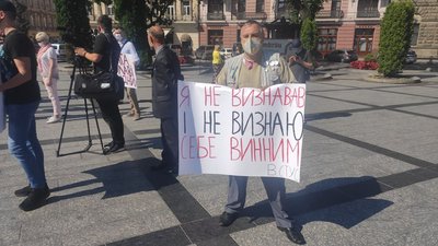 У Львові люди вийшли на протест, аби підтримати книгу про Василя Стуса та її автора У Львові люди вийшли на протест, аби підтримати книгу про Василя Стуса та її автора