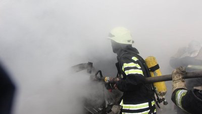 На Сумщині сталася пожежа через пічне опалення: господаря будинку врятували