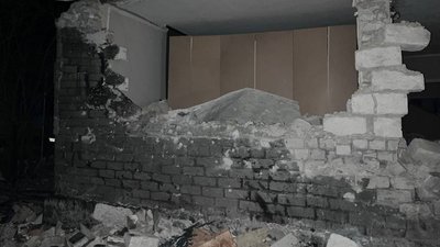 Пошкоджений будинок через влучання БпЛА у Великому Бурлуку Пошкоджений будинок через влучання БпЛА у Великому Бурлуку