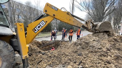 "Люди повинні отримувати щодня воду": як працюють під обстрілами комунальники аби забезпечити херсонців водопостанням "Люди повинні отримувати щодня воду": як працюють під обстрілами комунальники аби забезпечити херсонців водопостанням
