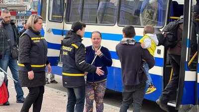 На Житомирщину прибув ще один евакуаційний потяг з переселенцями з Донеччини На Житомирщину прибув ще один евакуаційний потяг з переселенцями з Донеччини