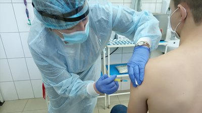 60 працівників райлікарні в Мукачеві отримали вакцини від COVID-19