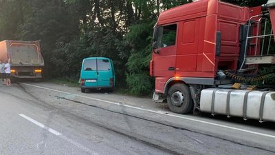На Вінниччині сталася ДТП за участю трьох автомобілів. Травмувалися троє людей