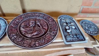 На Житомирщині переселенець із Бучанського району створює сувенірні тарілки на патріотичну тематику На Житомирщині переселенець із Бучанського району створює сувенірні тарілки на патріотичну тематику