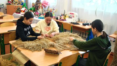 Використовують рибацьку сітку: у ліцеї на Вінниччині виготовляють кікімори для оборонців Використовують рибацьку сітку: у ліцеї на Вінниччині виготовляють кікімори для оборонців