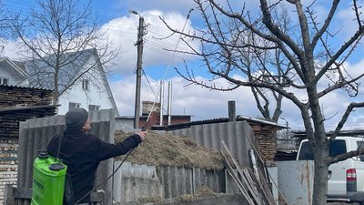 Ігор Хомко обприскує дерева