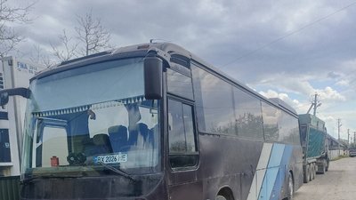 Бензовоз та автобуси. На Буковині громада купила для ЗСУ вісім авто Бензовоз та автобуси. На Буковині громада купила для ЗСУ вісім авто