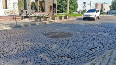 Місце, де 17 липня просіла бруківка на вулиці Богдана Хмельницького Місце, де 17 липня просіла бруківка на вулиці Богдана Хмельницького