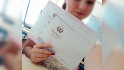 На окупованій частині Луганщини випускникам видають атестати "ЛНР" На окупованій частині Луганщини випускникам видають атестати "ЛНР"