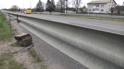 У селі Березівка після смертельної ДТП місцеві жителі продовжують переходити трасу Київ — Чоп у невстановленому місці У селі Березівка після смертельної ДТП місцеві жителі продовжують переходити трасу Київ — Чоп у невстановленому місці