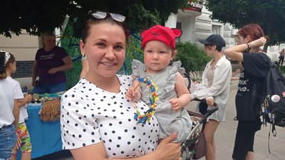 "Хай невелика сума може зібратися, та вона стане в пригоді". У Сумах на ярмарку збирали кошти для ЗСУ "Хай невелика сума може зібратися, та вона стане в пригоді". У Сумах на ярмарку збирали кошти для ЗСУ