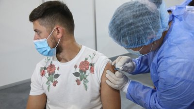 Люди не повинні самостійно вирішувати змішати різні вакцини від COVID-19 — ВООЗ