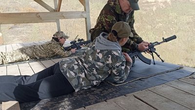 Ветеран російсько-української війни безкоштовно навчає цивільних стріляти Ветеран російсько-української війни безкоштовно навчає цивільних стріляти