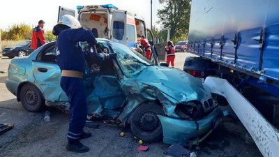 Поблизу Івано-Франківська два легковики зіткнулися із вантажівкою Поблизу Івано-Франківська два легковики зіткнулися із вантажівкою