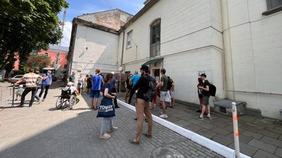 Люди біля тернопільської Катедри