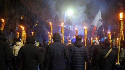 У Дніпрі провели смолоскипний марш до дня народження Бандери У Дніпрі провели смолоскипний марш до дня народження Бандери