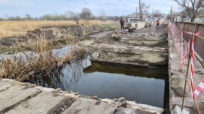 У Козачій Лопані капітальний ремонт мосту — проїзд перекритий. Як об'їхати У Козачій Лопані капітальний ремонт мосту — проїзд перекритий. Як об'їхати