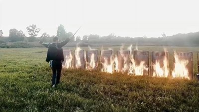 Львівський митець підпалив "щити", щоб підтримати учасників протесту у Білорусі